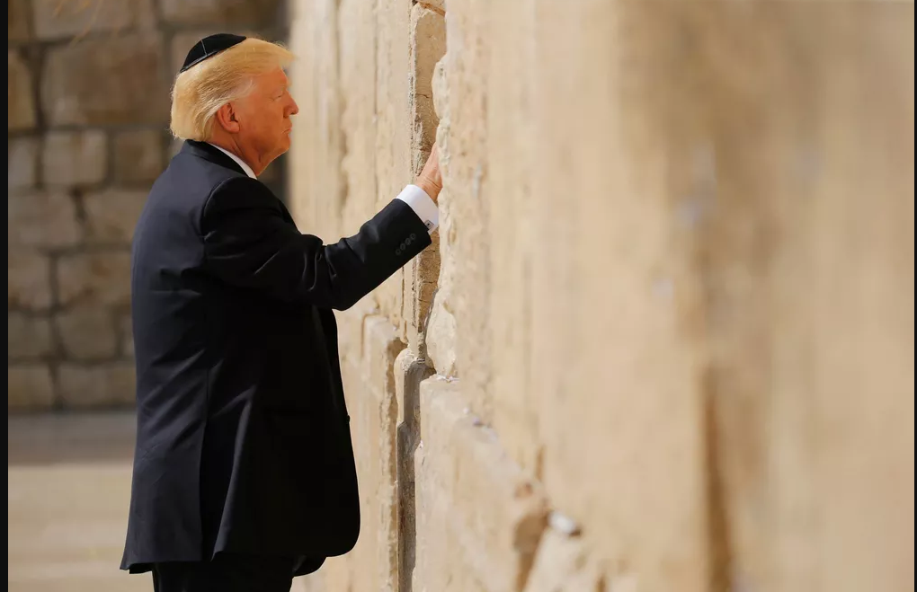 Donald Trump visita o Muro das lamentaçōes