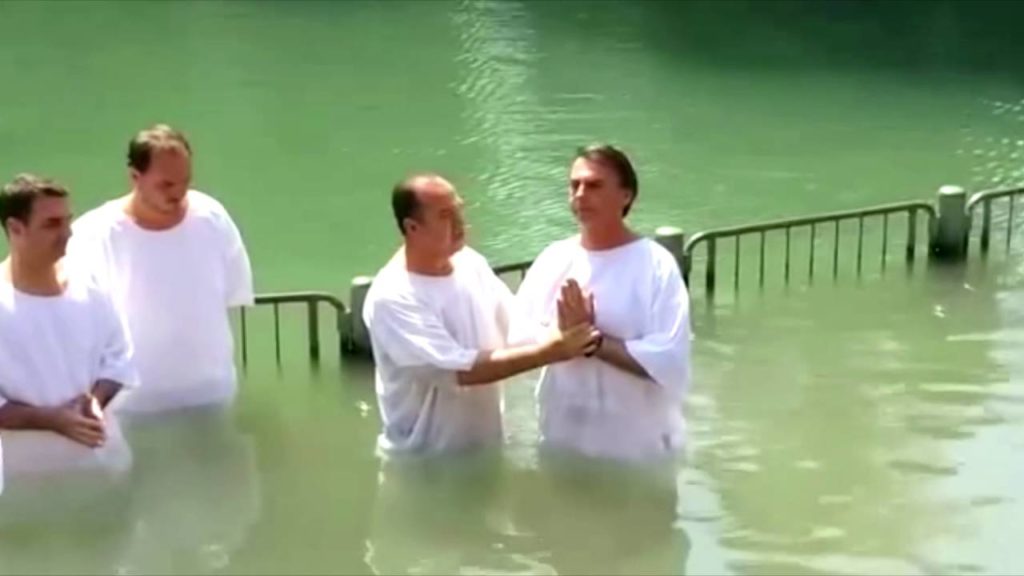 Bolsonaro se batiza no Rio Jordão em 2016