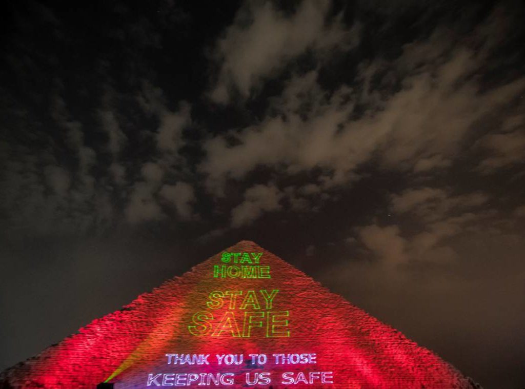 FIQUE EM CASA - ILUMINAÇÃO NA PIRÂMIDE DE GIZÉ - VPI TURISMO