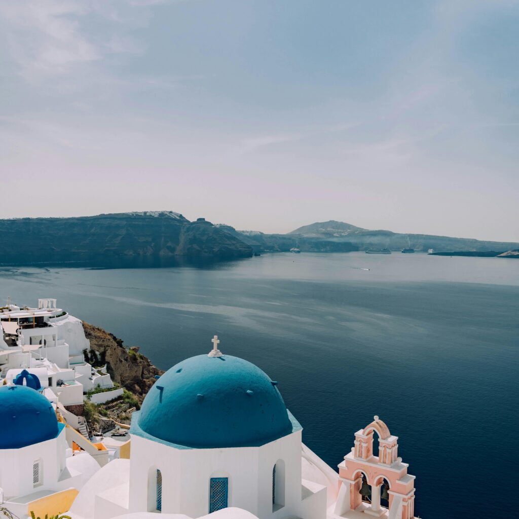 Santorini: O Paraíso Branco e Azul Suspenso Sobre o Mar Egeu