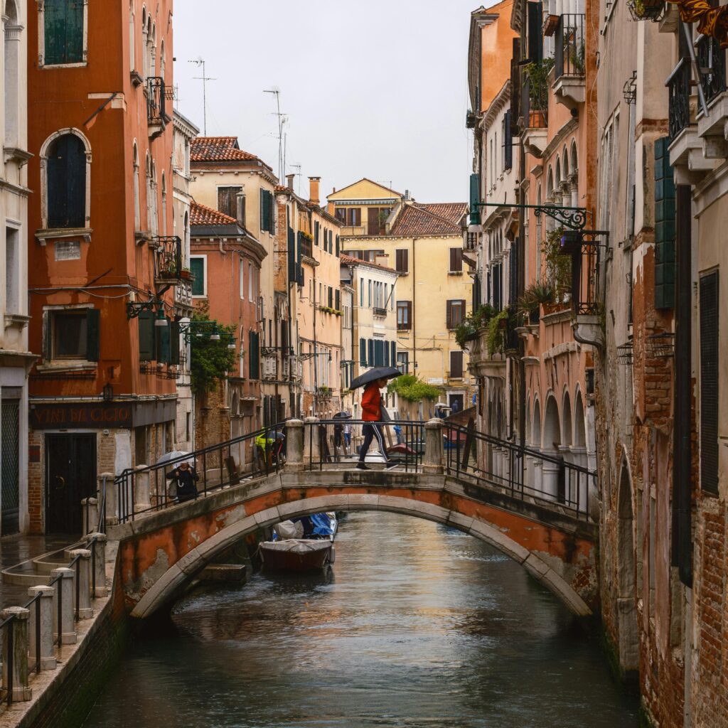 Veneza: a cidade que flutua entre a arte, o romance e a eternidade
