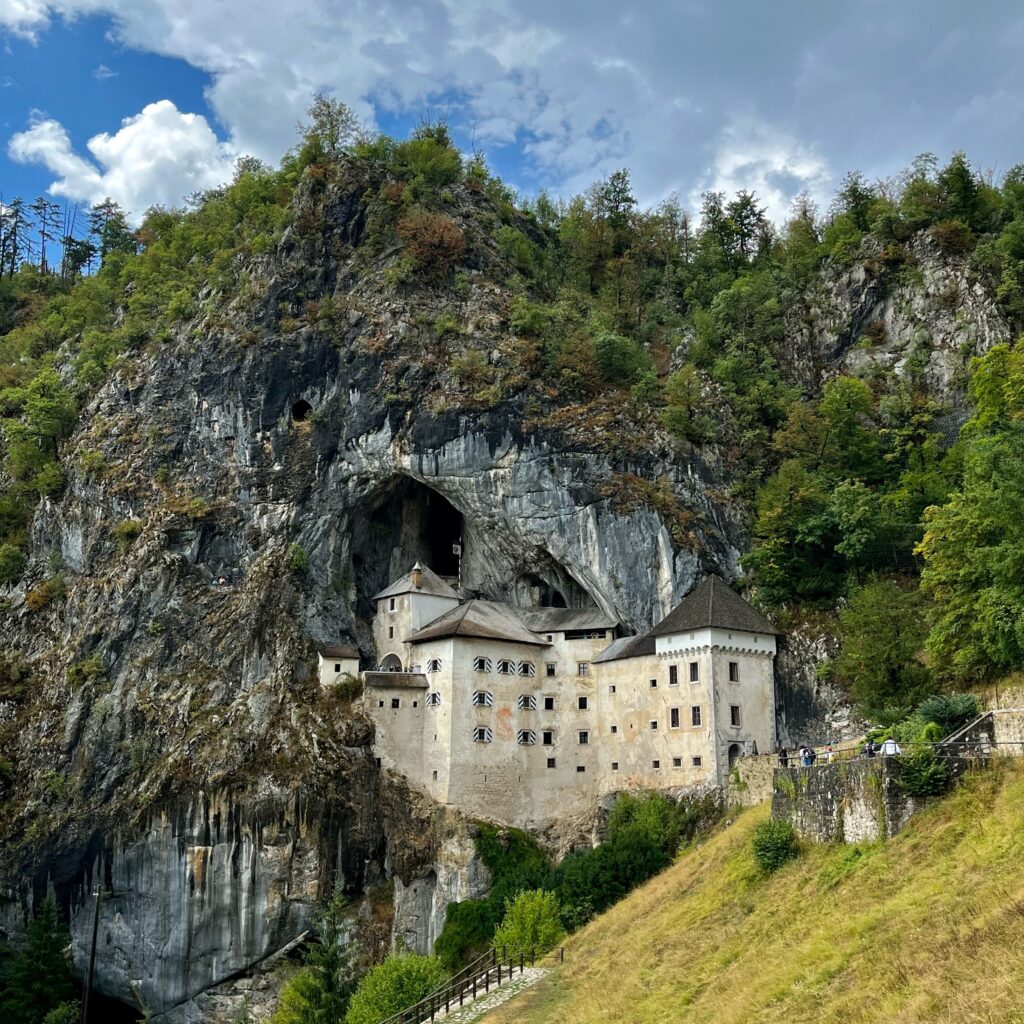 Postojna: a joia subterrânea da Eslovênia onde a natureza esculpiu uma obra-prima ao longo de milhões de anos