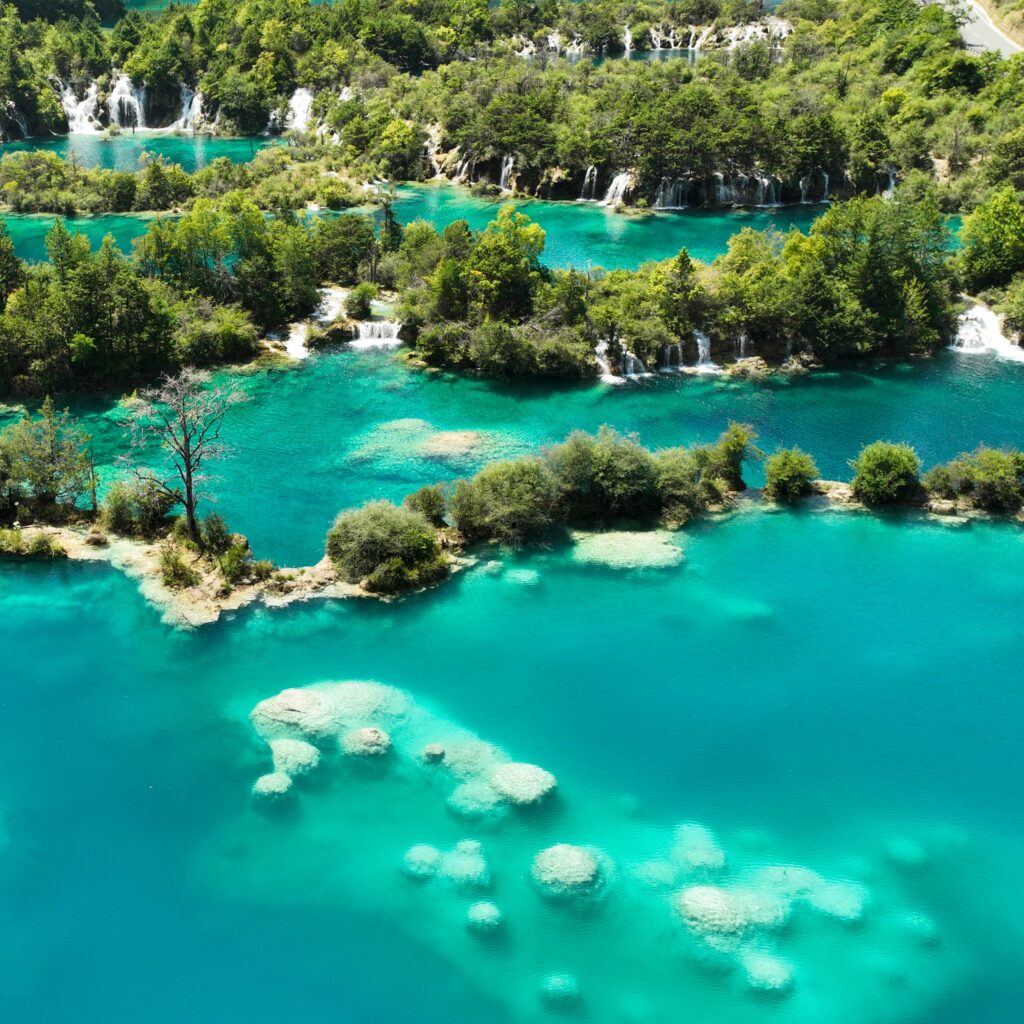 Parque Nacional dos Lagos de Plitvice: O espetáculo natural da Croácia que parece saído de um conto de fadas